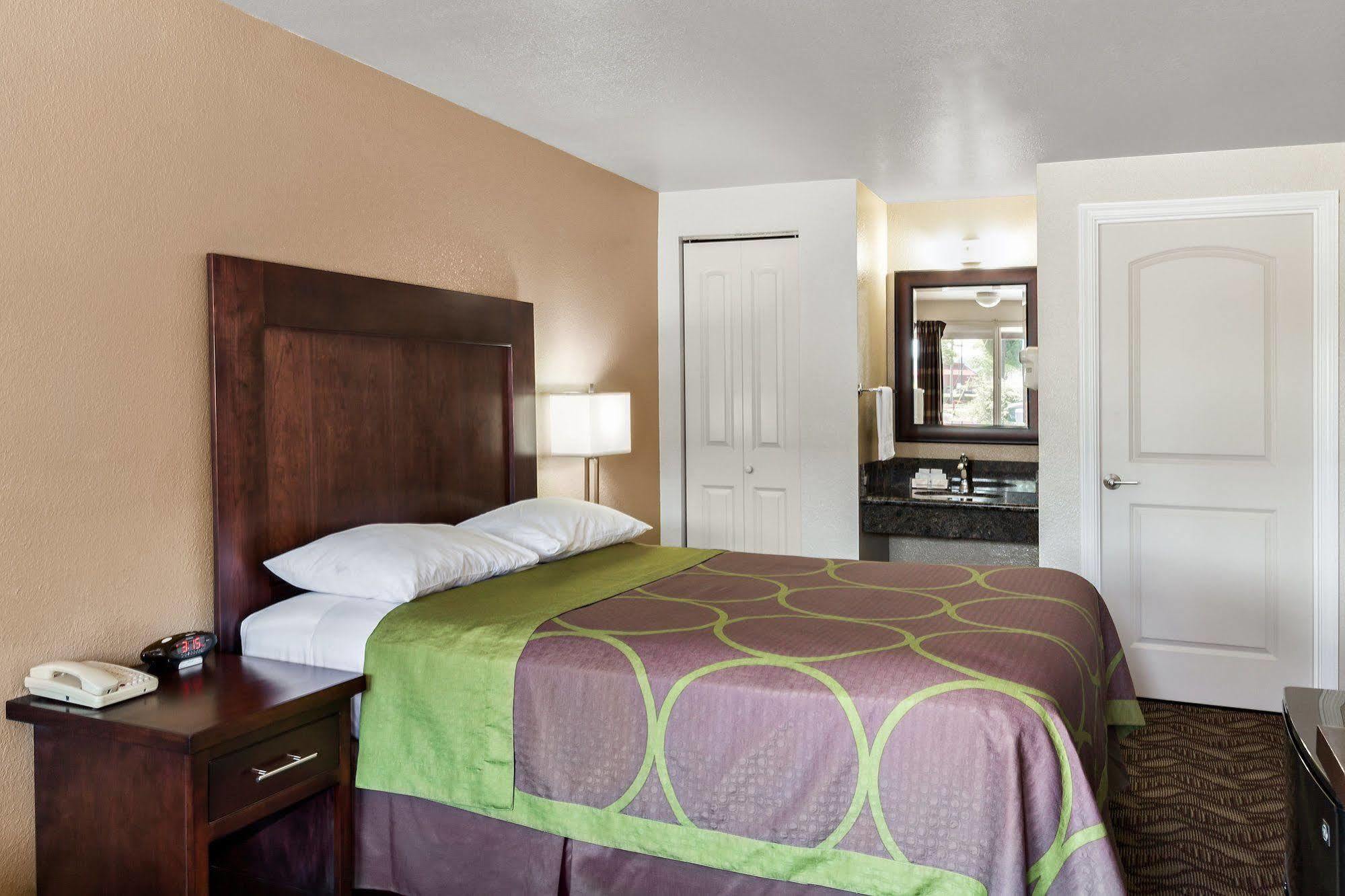 Budget - Airport Motel 2*